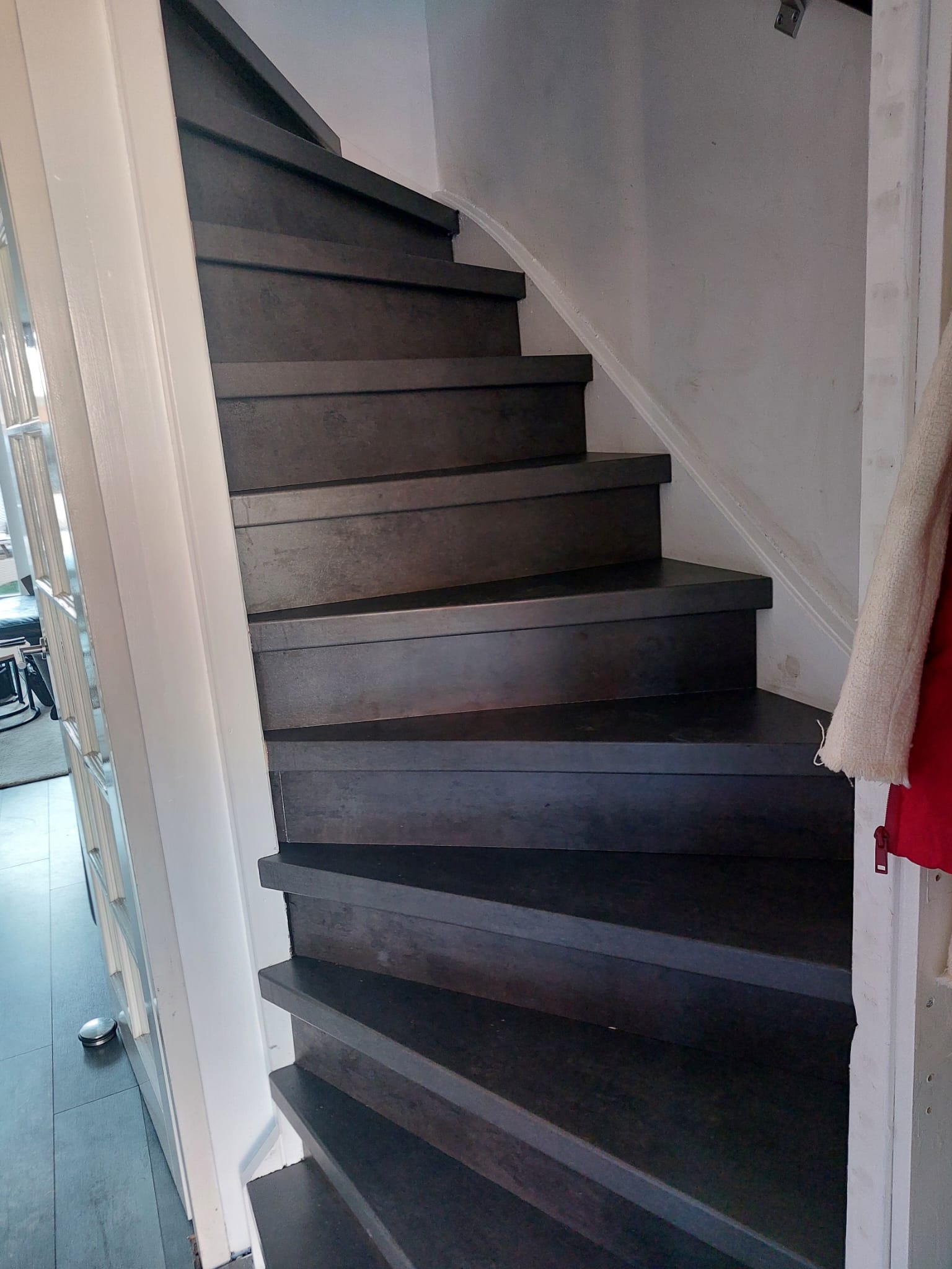 Moderne traprenovatie in donkere houtlook