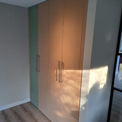 Strakke inbouwkast met speelse frontkleuren en hoog contrast