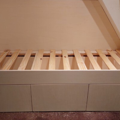 Compact maatwerkbed met opberglades