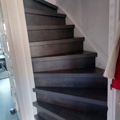 Moderne traprenovatie in donkere houtlook