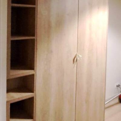 Maatwerkkast met open zijvakken en houtlook deuren