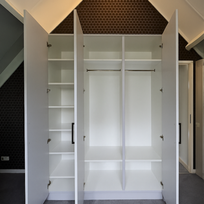 Maatwerk kledingkast strak grijs design binnenkant