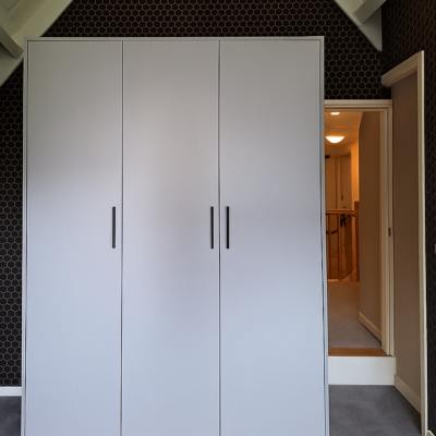 Maatwerk kledingkast strak grijs design